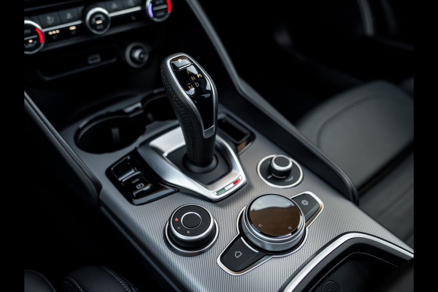 Alfa Romeo Giulia 2.0T AWD Veloce 280pk | Pano-dak | Carplay | Adapt. cruise Alfa Romeo Giulia 2.0T AWD Veloce 280pk | Pano-dak | Carplay | Adapt. cruise