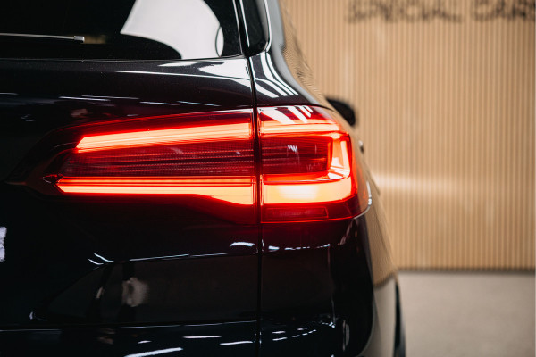 BMW X5 xDrive45e High Executive | Bowers & Wilkins | Carbon | Pano | Head-Up | Luchtvering | Trekhaak | Stoelverwarming en verkoeling |