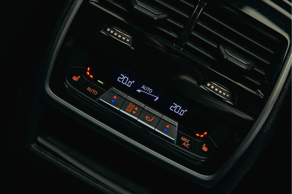 BMW X5 xDrive45e High Executive | Bowers & Wilkins | Carbon | Pano | Head-Up | Luchtvering | Trekhaak | Stoelverwarming en verkoeling |