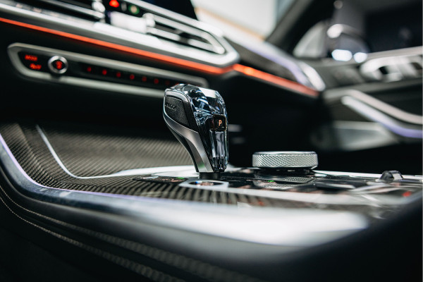 BMW X5 xDrive45e High Executive | Bowers & Wilkins | Carbon | Pano | Head-Up | Luchtvering | Trekhaak | Stoelverwarming en verkoeling |