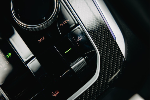 BMW X5 xDrive45e High Executive | Bowers & Wilkins | Carbon | Pano | Head-Up | Luchtvering | Trekhaak | Stoelverwarming en verkoeling |