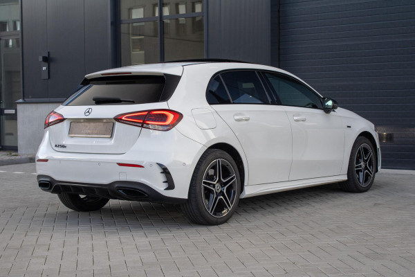 Mercedes-Benz A-Klasse 250 e AMG Line PANO Burmester Sfeerverlichting Parkeerassistent Mercedes-Benz A-Klasse 250 e AMG Line PANO Burmester Sfeerverlichting Parkeerassistent