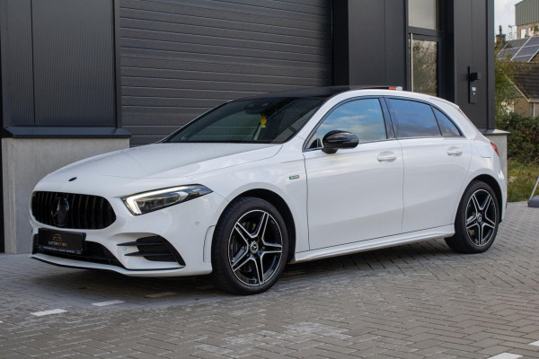 Mercedes-Benz A-Klasse 250 e AMG Line PANO Burmester Sfeerverlichting Parkeerassistent Mercedes-Benz A-Klasse 250 e AMG Line PANO Burmester Sfeerverlichting Parkeerassistent