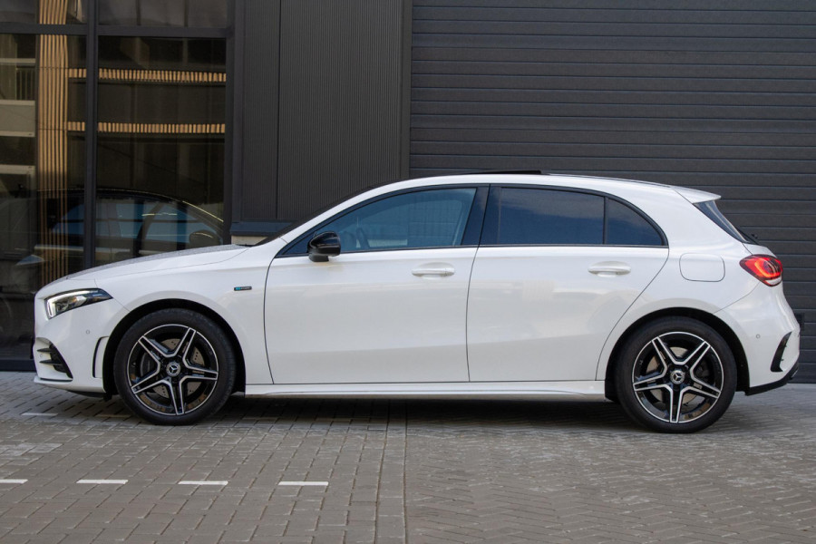 Mercedes-Benz A-Klasse 250 e AMG Line PANO Burmester Sfeerverlichting Parkeerassistent Mercedes-Benz A-Klasse 250 e AMG Line PANO Burmester Sfeerverlichting Parkeerassistent