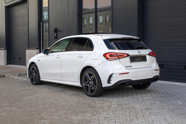 Mercedes-Benz A-Klasse 250 e AMG Line PANO Burmester Sfeerverlichting Parkeerassistent Mercedes-Benz A-Klasse 250 e AMG Line PANO Burmester Sfeerverlichting Parkeerassistent