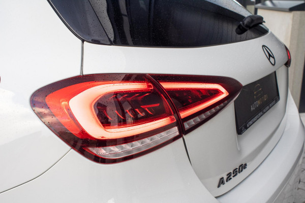 Mercedes-Benz A-Klasse 250 e AMG Line PANO Burmester Sfeerverlichting Parkeerassistent Mercedes-Benz A-Klasse 250 e AMG Line PANO Burmester Sfeerverlichting Parkeerassistent