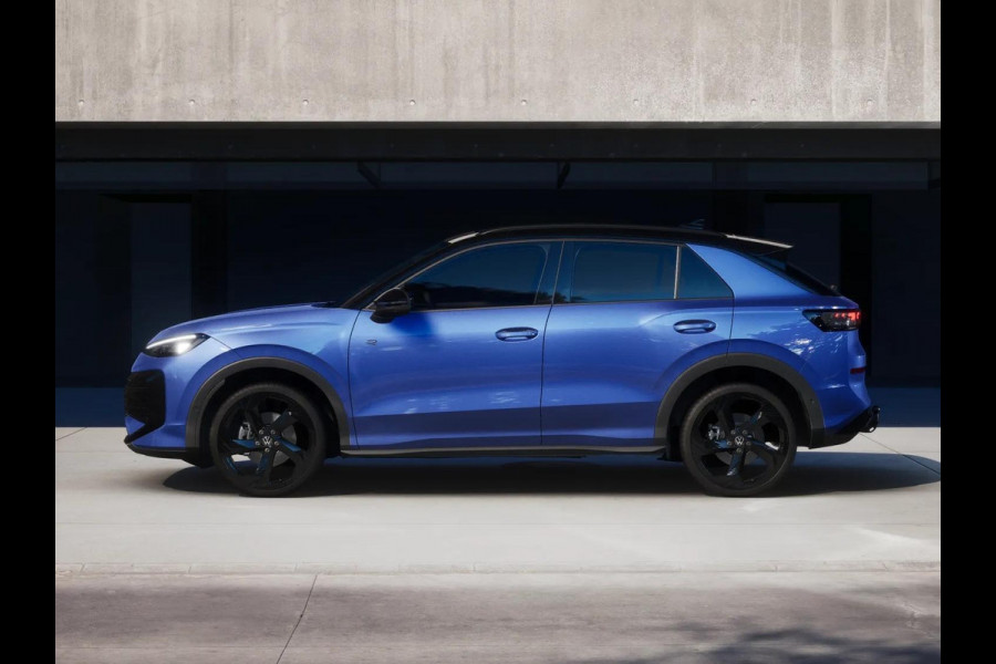 Volkswagen T-Roc R-Line First Edition 1.5 eTSI 110 kW / 150 PK SUV | Panoramaschuif-kanteldak | Assistance Pakket | Trekhaak | Black Style Pakket | Koplampverlichting matrix-led (IQ.LIGHT) | Elek. achterklep | Zwart dak