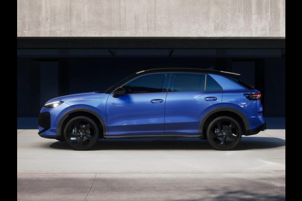 Volkswagen T-Roc R-Line First Edition 1.5 eTSI 110 kW / 150 PK SUV | Panoramaschuif-kanteldak | Assistance Pakket | Trekhaak | Black Style Pakket | Koplampverlichting matrix-led (IQ.LIGHT) | Elek. achterklep | Zwart dak