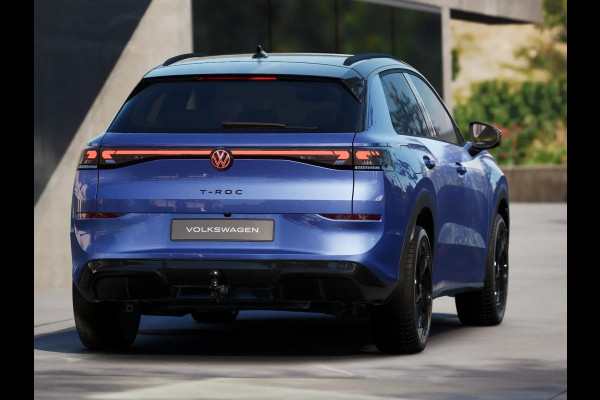 Volkswagen T-Roc R-Line First Edition 1.5 eTSI 110 kW / 150 PK SUV | Panoramaschuif-kanteldak | Assistance Pakket | Trekhaak | Black Style Pakket | Koplampverlichting matrix-led (IQ.LIGHT) | Elek. achterklep | Zwart dak
