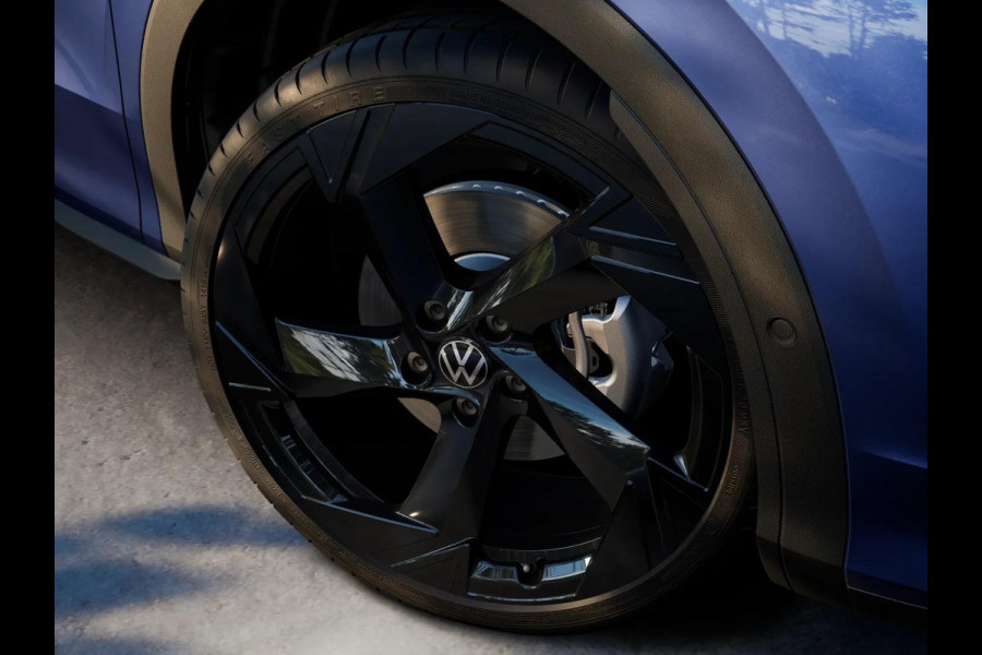 Volkswagen T-Roc R-Line First Edition 1.5 eTSI 110 kW / 150 PK SUV | Panoramaschuif-kanteldak | Assistance Pakket | Trekhaak | Black Style Pakket | Koplampverlichting matrix-led (IQ.LIGHT) | Elek. achterklep | Zwart dak