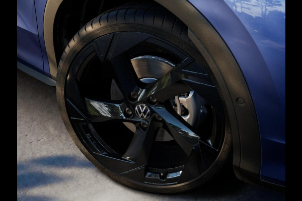 Volkswagen T-Roc R-Line First Edition 1.5 eTSI 110 kW / 150 PK SUV | Panoramaschuif-kanteldak | Assistance Pakket | Trekhaak | Black Style Pakket | Koplampverlichting matrix-led (IQ.LIGHT) | Elek. achterklep | Zwart dak