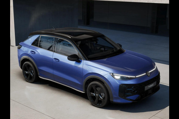 Volkswagen T-Roc R-Line First Edition 1.5 eTSI 110 kW / 150 PK SUV | Panoramaschuif-kanteldak | Assistance Pakket | Trekhaak | Black Style Pakket | Koplampverlichting matrix-led (IQ.LIGHT) | Elek. achterklep | Zwart dak