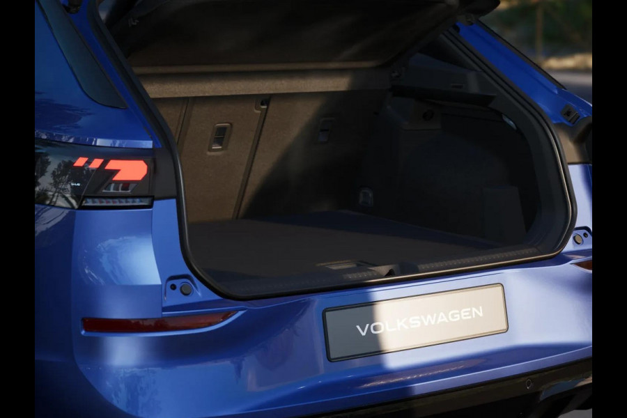 Volkswagen T-Roc R-Line First Edition 1.5 eTSI 110 kW / 150 PK SUV | Panoramaschuif-kanteldak | Assistance Pakket | Trekhaak | Black Style Pakket | Koplampverlichting matrix-led (IQ.LIGHT) | Elek. achterklep | Zwart dak