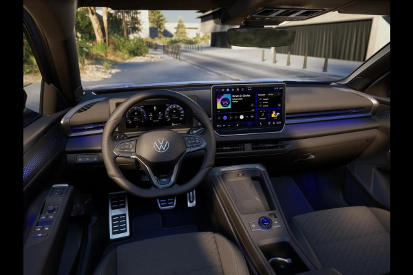 Volkswagen T-Roc R-Line First Edition 1.5 eTSI 110 kW / 150 PK SUV | Panoramaschuif-kanteldak | Assistance Pakket | Trekhaak | Black Style Pakket | Koplampverlichting matrix-led (IQ.LIGHT) | Elek. achterklep | Zwart dak