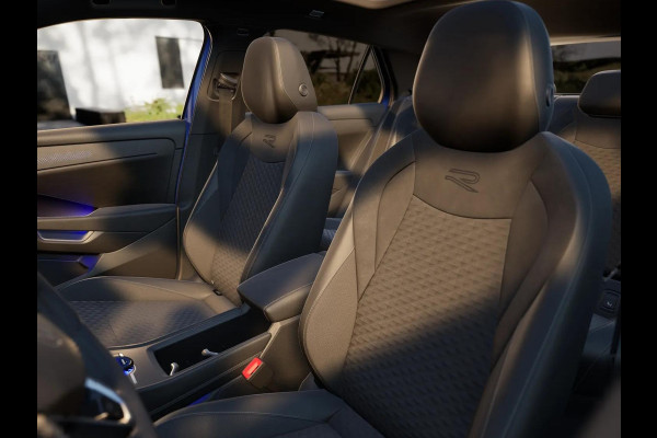 Volkswagen T-Roc R-Line First Edition 1.5 eTSI 110 kW / 150 PK SUV | Panoramaschuif-kanteldak | Assistance Pakket | Trekhaak | Black Style Pakket | Koplampverlichting matrix-led (IQ.LIGHT) | Elek. achterklep | Zwart dak