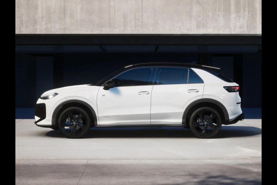 Volkswagen T-Roc R-Line First Edition 1.5 eTSI 110 kW / 150 PK SUV | Panoramaschuif-kanteldak | Assistance Pakket | Trekhaak | Black Style Pakket | Koplampverlichting matrix-led (IQ.LIGHT) | Elek. achterklep | Zwart dak