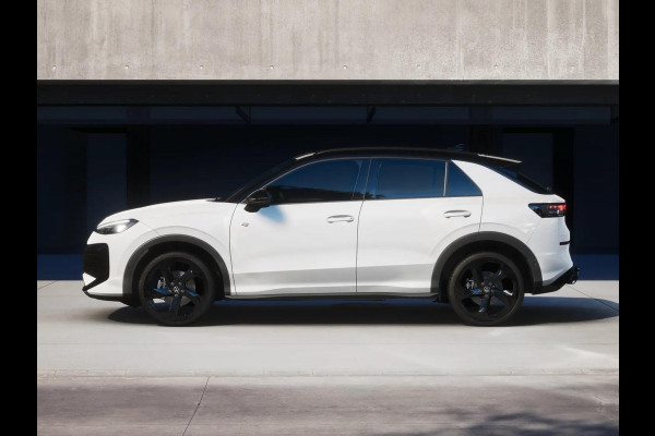 Volkswagen T-Roc R-Line First Edition 1.5 eTSI 110 kW / 150 PK SUV | Panoramaschuif-kanteldak | Assistance Pakket | Trekhaak | Black Style Pakket | Koplampverlichting matrix-led (IQ.LIGHT) | Elek. achterklep | Zwart dak