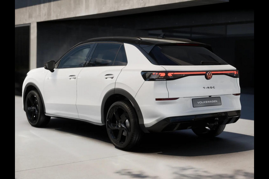 Volkswagen T-Roc R-Line First Edition 1.5 eTSI 110 kW / 150 PK SUV | Panoramaschuif-kanteldak | Assistance Pakket | Trekhaak | Black Style Pakket | Koplampverlichting matrix-led (IQ.LIGHT) | Elek. achterklep | Zwart dak