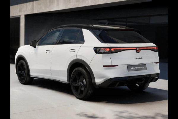 Volkswagen T-Roc R-Line First Edition 1.5 eTSI 110 kW / 150 PK SUV | Panoramaschuif-kanteldak | Assistance Pakket | Trekhaak | Black Style Pakket | Koplampverlichting matrix-led (IQ.LIGHT) | Elek. achterklep | Zwart dak