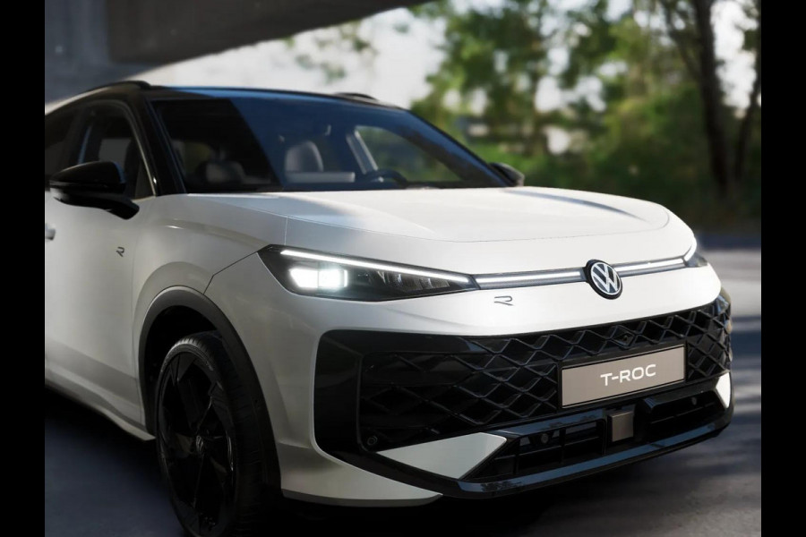 Volkswagen T-Roc R-Line First Edition 1.5 eTSI 110 kW / 150 PK SUV | Panoramaschuif-kanteldak | Assistance Pakket | Trekhaak | Black Style Pakket | Koplampverlichting matrix-led (IQ.LIGHT) | Elek. achterklep | Zwart dak