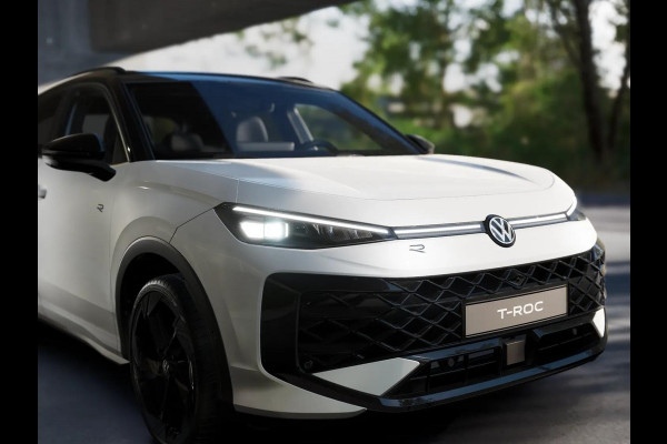 Volkswagen T-Roc R-Line First Edition 1.5 eTSI 110 kW / 150 PK SUV | Panoramaschuif-kanteldak | Assistance Pakket | Trekhaak | Black Style Pakket | Koplampverlichting matrix-led (IQ.LIGHT) | Elek. achterklep | Zwart dak
