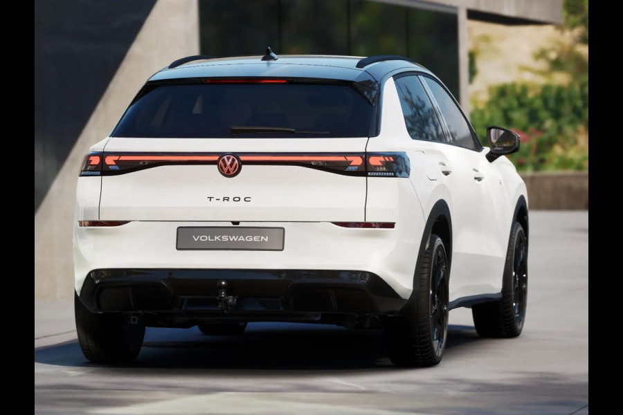 Volkswagen T-Roc R-Line First Edition 1.5 eTSI 110 kW / 150 PK SUV | Panoramaschuif-kanteldak | Assistance Pakket | Trekhaak | Black Style Pakket | Koplampverlichting matrix-led (IQ.LIGHT) | Elek. achterklep | Zwart dak
