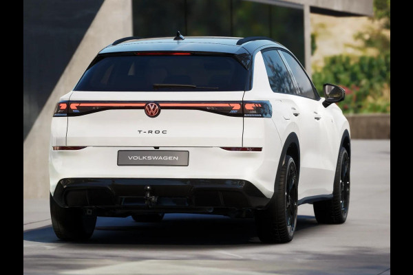 Volkswagen T-Roc R-Line First Edition 1.5 eTSI 110 kW / 150 PK SUV | Panoramaschuif-kanteldak | Assistance Pakket | Trekhaak | Black Style Pakket | Koplampverlichting matrix-led (IQ.LIGHT) | Elek. achterklep | Zwart dak