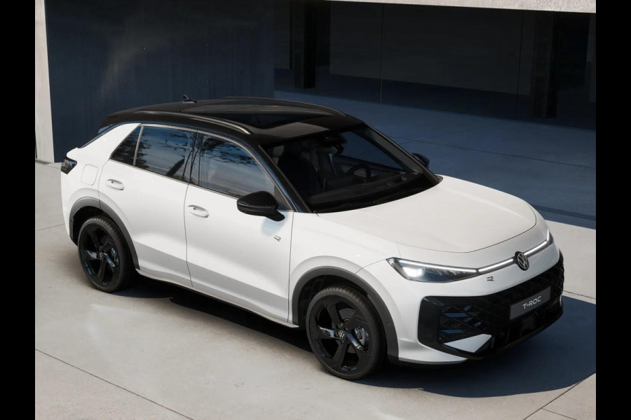 Volkswagen T-Roc R-Line First Edition 1.5 eTSI 110 kW / 150 PK SUV | Panoramaschuif-kanteldak | Assistance Pakket | Trekhaak | Black Style Pakket | Koplampverlichting matrix-led (IQ.LIGHT) | Elek. achterklep | Zwart dak