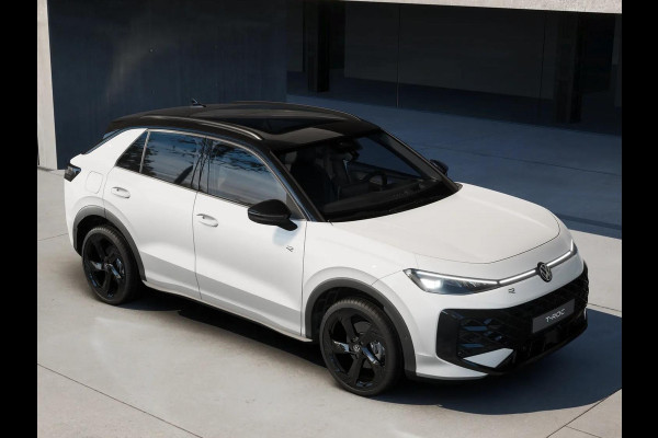 Volkswagen T-Roc R-Line First Edition 1.5 eTSI 110 kW / 150 PK SUV | Panoramaschuif-kanteldak | Assistance Pakket | Trekhaak | Black Style Pakket | Koplampverlichting matrix-led (IQ.LIGHT) | Elek. achterklep | Zwart dak