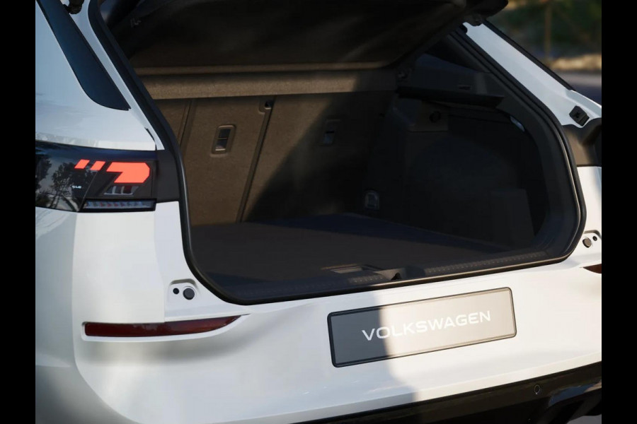 Volkswagen T-Roc R-Line First Edition 1.5 eTSI 110 kW / 150 PK SUV | Panoramaschuif-kanteldak | Assistance Pakket | Trekhaak | Black Style Pakket | Koplampverlichting matrix-led (IQ.LIGHT) | Elek. achterklep | Zwart dak