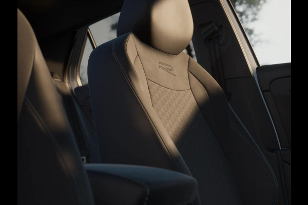 Volkswagen T-Roc R-Line First Edition 1.5 eTSI 110 kW / 150 PK SUV | Panoramaschuif-kanteldak | Assistance Pakket | Trekhaak | Black Style Pakket | Koplampverlichting matrix-led (IQ.LIGHT) | Elek. achterklep | Zwart dak
