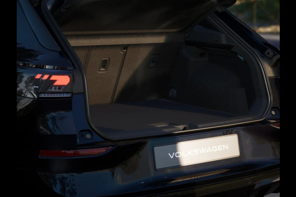 Volkswagen T-Roc R-Line First Edition 1.5 eTSI 110 kW / 150 PK SUV | Interieur Pakket leder 'Varenna' | Black Style Pakket | Panoramaschuif-kanteldak | Trekhaak | Koplampverlichting matrix-led (IQ.LIGHT) | Assistance Pakket | Elek. achterklep