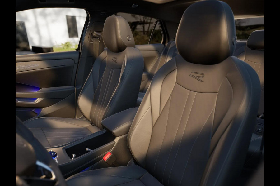 Volkswagen T-Roc R-Line First Edition 1.5 eTSI 110 kW / 150 PK SUV | Interieur Pakket leder 'Varenna' | Black Style Pakket | Panoramaschuif-kanteldak | Trekhaak | Koplampverlichting matrix-led (IQ.LIGHT) | Assistance Pakket | Elek. achterklep