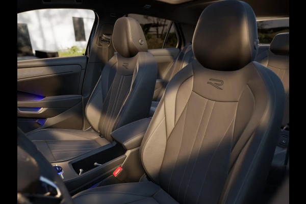 Volkswagen T-Roc R-Line First Edition 1.5 eTSI 110 kW / 150 PK SUV | Interieur Pakket leder 'Varenna' | Black Style Pakket | Panoramaschuif-kanteldak | Trekhaak | Koplampverlichting matrix-led (IQ.LIGHT) | Assistance Pakket | Elek. achterklep