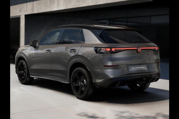 Volkswagen T-Roc R-Line First Edition 1.5 eTSI 110 kW / 150 PK SUV | Panoramaschuif-kanteldak | Assistance Pakket | Trekhaak | Black Style Pakket | Koplampverlichting matrix-led (IQ.LIGHT) | Elek. achterklep | Zwart dak