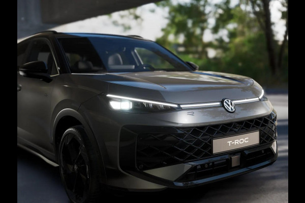 Volkswagen T-Roc R-Line First Edition 1.5 eTSI 110 kW / 150 PK SUV | Panoramaschuif-kanteldak | Assistance Pakket | Trekhaak | Black Style Pakket | Koplampverlichting matrix-led (IQ.LIGHT) | Elek. achterklep | Zwart dak