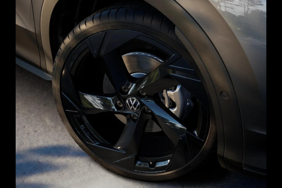 Volkswagen T-Roc R-Line First Edition 1.5 eTSI 110 kW / 150 PK SUV | Panoramaschuif-kanteldak | Assistance Pakket | Trekhaak | Black Style Pakket | Koplampverlichting matrix-led (IQ.LIGHT) | Elek. achterklep | Zwart dak