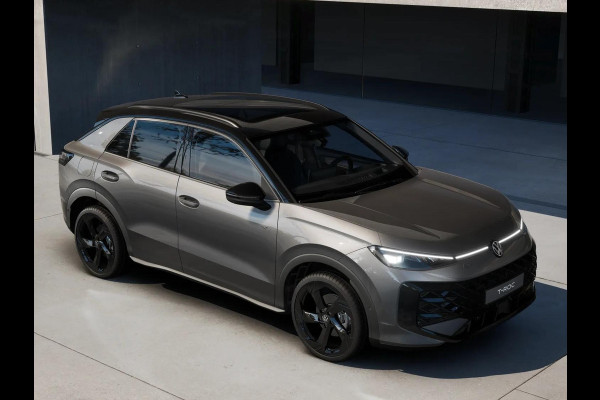 Volkswagen T-Roc R-Line First Edition 1.5 eTSI 110 kW / 150 PK SUV | Panoramaschuif-kanteldak | Assistance Pakket | Trekhaak | Black Style Pakket | Koplampverlichting matrix-led (IQ.LIGHT) | Elek. achterklep | Zwart dak