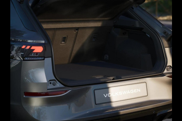 Volkswagen T-Roc R-Line First Edition 1.5 eTSI 110 kW / 150 PK SUV | Panoramaschuif-kanteldak | Assistance Pakket | Trekhaak | Black Style Pakket | Koplampverlichting matrix-led (IQ.LIGHT) | Elek. achterklep | Zwart dak