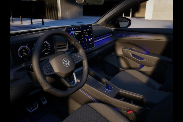 Volkswagen T-Roc R-Line First Edition 1.5 eTSI 110 kW / 150 PK SUV | Panoramaschuif-kanteldak | Assistance Pakket | Trekhaak | Black Style Pakket | Koplampverlichting matrix-led (IQ.LIGHT) | Elek. achterklep | Zwart dak