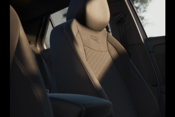 Volkswagen T-Roc R-Line First Edition 1.5 eTSI 110 kW / 150 PK SUV | Panoramaschuif-kanteldak | Assistance Pakket | Trekhaak | Black Style Pakket | Koplampverlichting matrix-led (IQ.LIGHT) | Elek. achterklep | Zwart dak