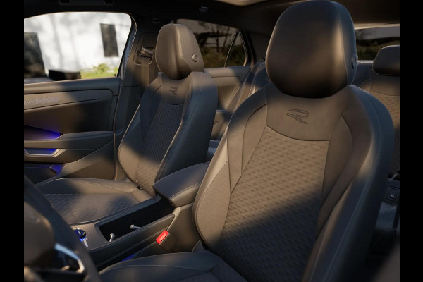 Volkswagen T-Roc R-Line First Edition 1.5 eTSI 110 kW / 150 PK SUV | Panoramaschuif-kanteldak | Assistance Pakket | Trekhaak | Black Style Pakket | Koplampverlichting matrix-led (IQ.LIGHT) | Elek. achterklep | Zwart dak