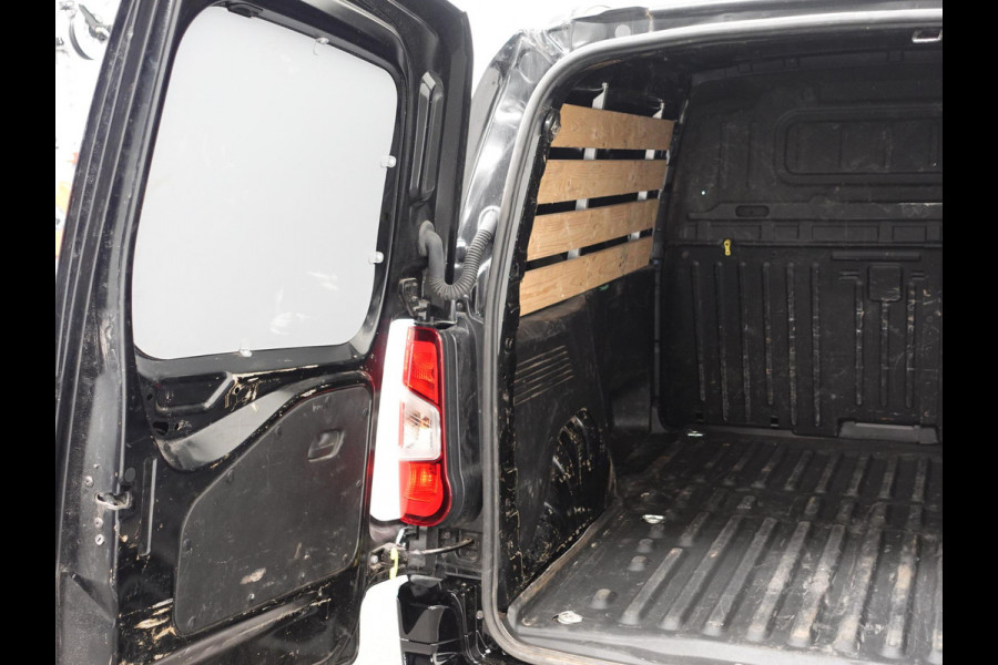 Opel Combo 1.5D L1H1 Edition 3-zits Airco Navigatie  Trekhaak parkeersensoren Opel Combo 1.5D L1H1 Edition 3-zits Airco Navigatie  Trekhaak parkeersensoren
