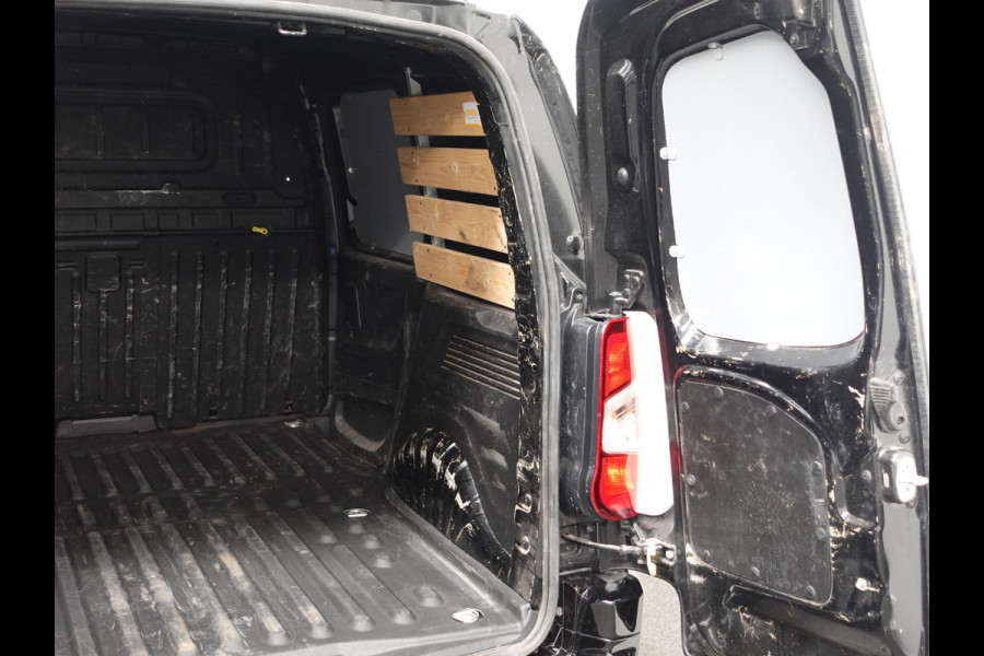 Opel Combo 1.5D L1H1 Edition 3-zits Airco Navigatie  Trekhaak parkeersensoren Opel Combo 1.5D L1H1 Edition 3-zits Airco Navigatie  Trekhaak parkeersensoren
