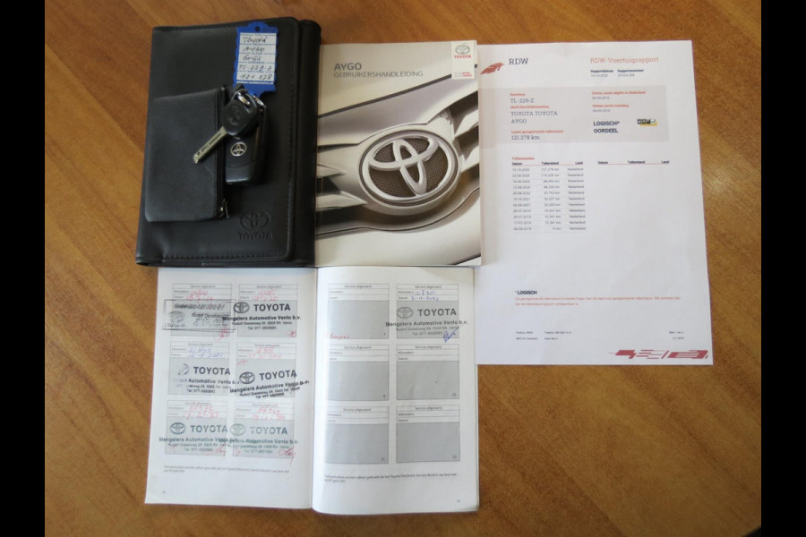 Toyota Aygo 1.0 VVT-i x-joy | HALF LEDER | GROOT SCHERM NAVI | CAMERA | LICHTMETALEN VELGEN | CLIMA-AIRCO | DEALER ONDERHOUDEN | Toyota Aygo 1.0 VVT-i x-joy | HALF LEDER | GROOT SCHERM NAVI | CAMERA | LICHTMETALEN VELGEN | CLIMA-AIRCO | DEALER ONDERHOUDEN |