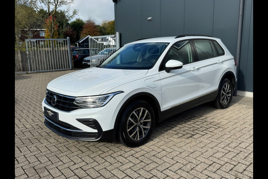 Volkswagen Tiguan 1.4 TSI eHybrid Life * Navigatie * Stoelverwarming * Virtual Cockpit * Adaptieve Cruise Control *