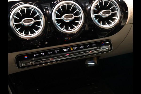 Mercedes-Benz A-Klasse 180 Sport Luxury [TREKHAAK INKLAPBAAR, SCHUIFKANTELDAK, MEMORY SEATS, BURMESTER SOUND, CAMERA, STOELVERWARMING, VOL LEDER, BLUETOOTH, CRUISE, CLIMATE, NIEUWSTAAT]