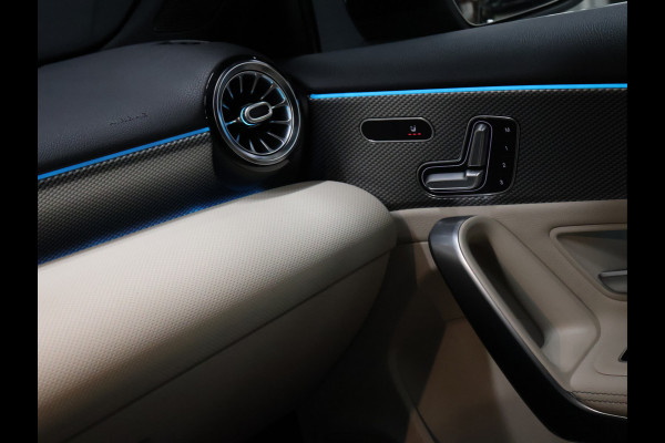 Mercedes-Benz A-Klasse 180 Sport Luxury [TREKHAAK INKLAPBAAR, SCHUIFKANTELDAK, MEMORY SEATS, BURMESTER SOUND, CAMERA, STOELVERWARMING, VOL LEDER, BLUETOOTH, CRUISE, CLIMATE, NIEUWSTAAT]
