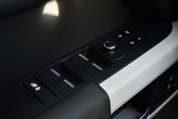 Land Rover Defender 110 3.0 P400 HSE 7-pers Pano Trekh ACC 22inch HUD Standkachel