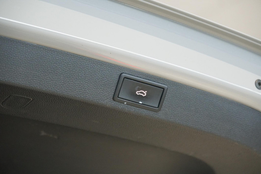 Škoda Karoq 1.5 TSI ACT Sportline Business *EERSTE EIGENAAR* + KEYLESS / CAMERA / CANTON AUDIO / TREKHAAK